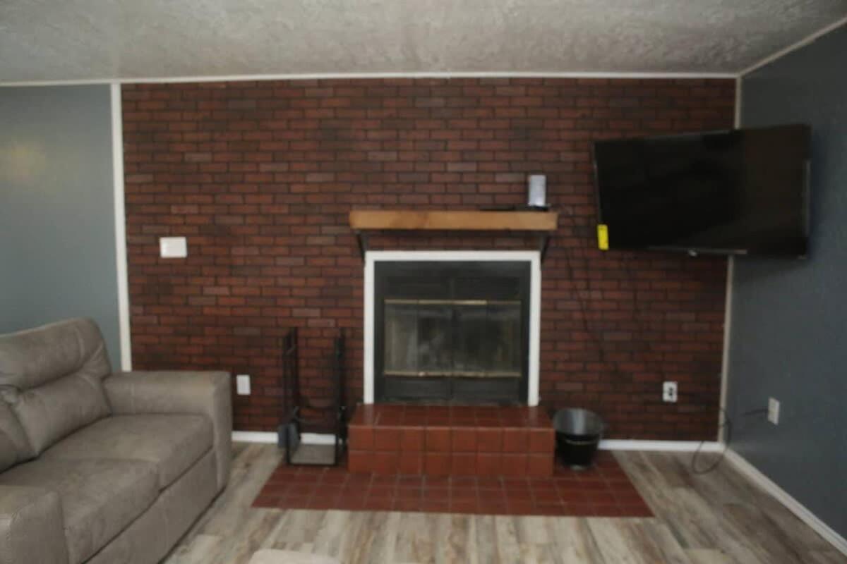 1 Bedroom With A Fireplace Close To Base Lawton Exterior photo