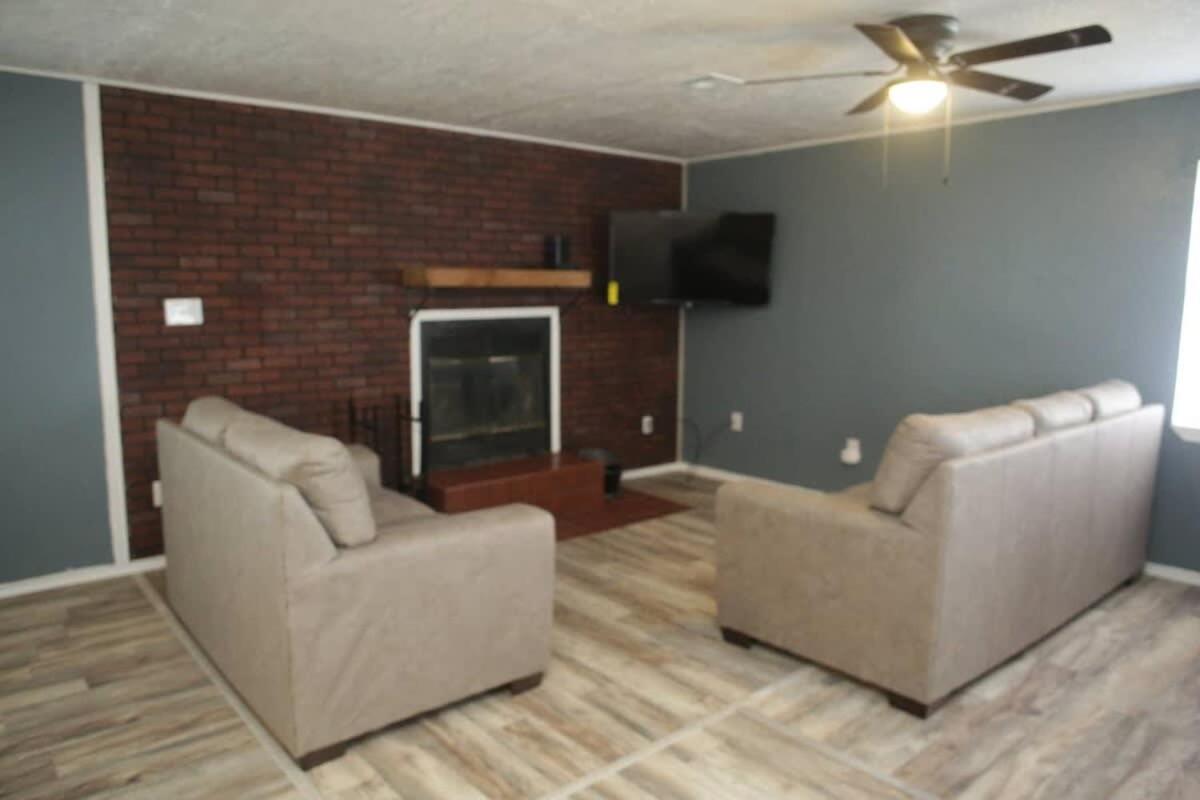 1 Bedroom With A Fireplace Close To Base Lawton Exterior photo